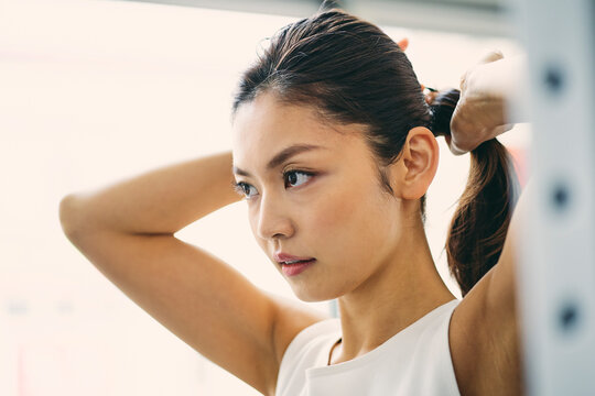 髪をまとめる日本人女性