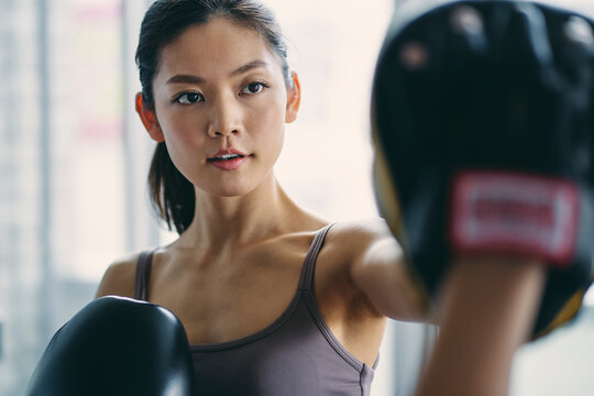 フィットネスボクシングでトレーニングをする日本人女性