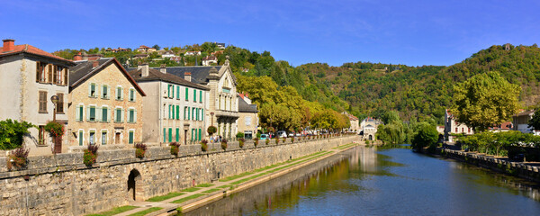 Panoramique sur l'Aveyron à Villefranche-de-Rouergue (12200), département de l'Aveyron en région...
