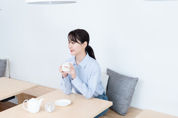 カフェでお茶を飲んでいる女性