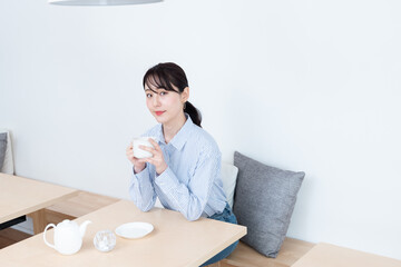 カフェでお茶を飲んでいる女性