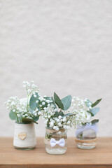 Petits pots de fleurs pour la décoration du mariage