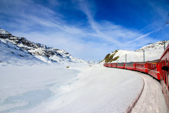 Treno rosso con paesaggio innevato