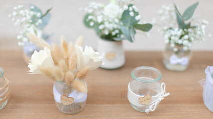 Petits pots de fleurs pour la décoration du mariage