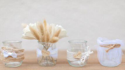 Petits pots de fleurs pour la décoration du mariage