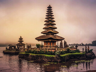 Fototapeta na wymiar Temple sur l'eau Bali Ulun Danu Beratan