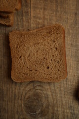 Sliced ​​bread on a wooden background.