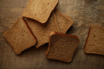 Sliced ​​bread on a wooden background.