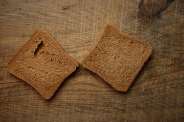 Sliced ​​bread on a wooden background.