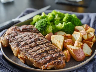 Fotobehang grilled new york steak with broccoli and roasted potatoes © Joshua Resnick