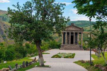 Fototapeta na wymiar pagan ancient temple of Garni on a background of green mountains, a famous landmark of Armenia
