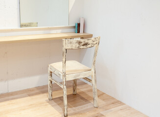 ヘアサロン（美容室）のドレッサー　シャビーな椅子と鏡