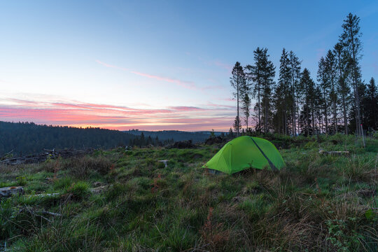 Wild Campen im Sauerland, Zelt bei Sonnenaufgang, Deutschland