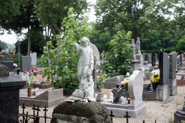 Obraz premium closeup of stoned angel on tomb in a cemetery