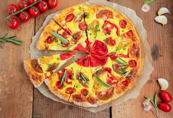 Stücke Quiche Tomate Tomaten Brett Gemüse Sommergemüse Herbst Overhead top View