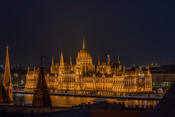 Obraz premium Danube river side view of Hungarian Parliament in the night from pest hill
