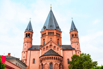 Fototapeta na wymiar Mainz cathedral in old town