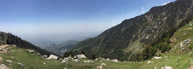 Fototapeta na wymiar Triund Panorama in Dhauladhar Range