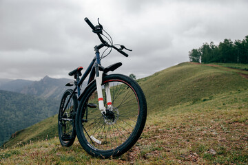 Fototapeta na wymiar Синий велосипед на крутом горном склоне в горах.