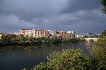 Obraz premium Bridge over the Ebro River Zaragoza Spain. 