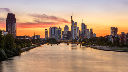 Fototapeta na wymiar Skyline Frankfurt bei Sonnenuntergang