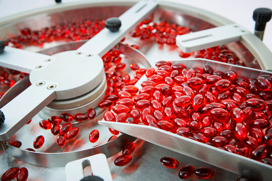Process and packaging manufacturing tablets and pills industrially for the medical and healthcare sector
