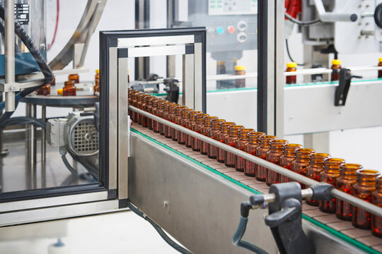 Chain of packaging and manufacture of tablets and vials of tablets and pills industrially for the medical and health sector - Powered by Adobe