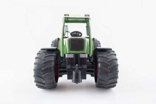 Traktor &uuml;ber wei&szlig;em Hintergrund