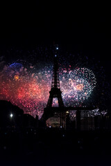 Les feux d'artifices illuminent la Tour Eiffel lors de la fête nationale du 14 juillet