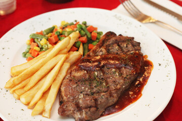 Sirloin steak with fried potato and vegetable