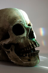 Calavera humana con rayo de color verde