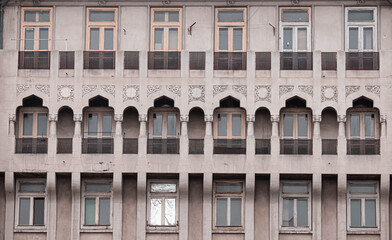 Fototapeta premium Simetric windows on a old postbelic building