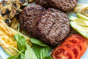 Todo listo para montar tu hamburguesa, ingredientes preparados para hacer cuatro hamburguesas.