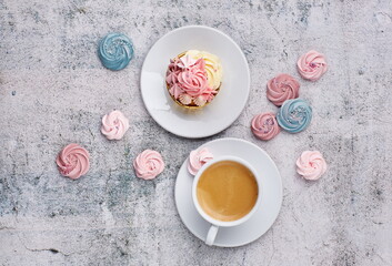 Obraz na płótnie Canvas Appetizing cupcake with cream and coffee