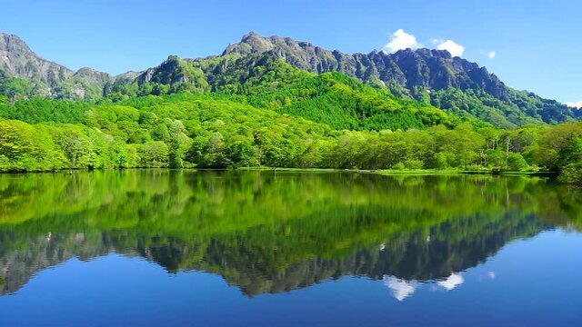 【長野県】戸隠鏡池の水面に映る新緑