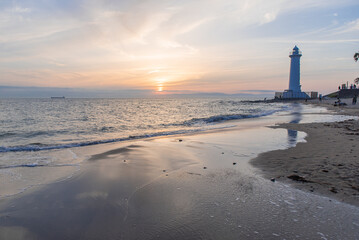 Fototapeta premium 夕暮れ時の野間灯台と空のリフレクション
