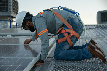 Trabajador revisando paneles solares