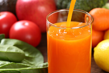 野菜ジュースを注ぐ