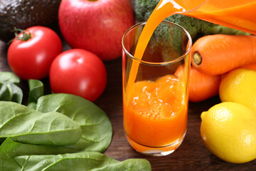 野菜ジュースを注ぐ