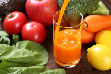 野菜ジュースを注ぐ