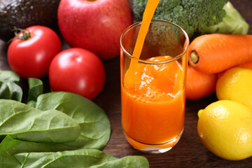 野菜ジュースを注ぐ