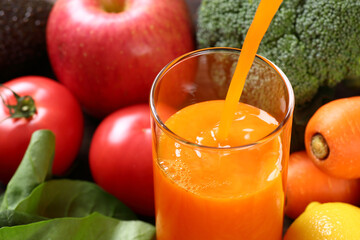 野菜ジュースを注ぐ