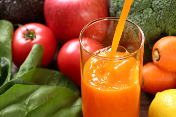 野菜ジュースを注ぐ