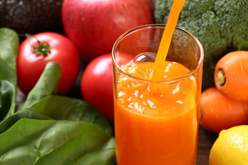 野菜ジュースを注ぐ