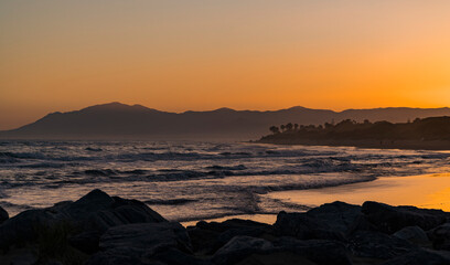 Atardecer en la playa con olas y colores dorados