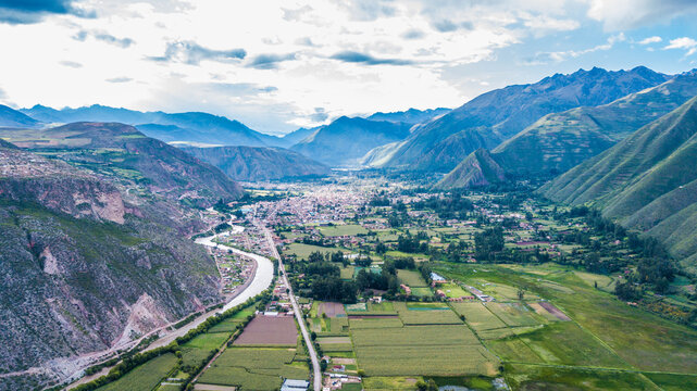 Sesi&oacute;n fotogr&aacute;fica con drone mavic pro, del poblado de Yucay Urubamba, capital del Valle Sagrado de los incas, en la Ciudad del Cusco