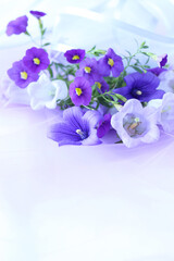 キキョウ、カンパニュラ、サフィニアの紫色の花束