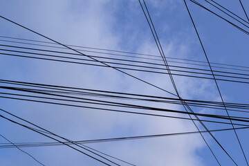 Fototapeta premium Cables de electricidad y alumbrado público