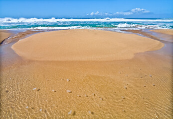 Fototapeta na wymiar Queen's Pond Draining Into The Pacific Ocean at Low Tide on Polihale Beach, Polihale Beach State Park, Kauai, Hawaii, USA