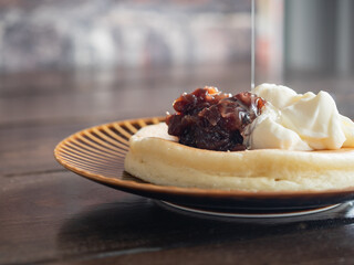 蜂蜜をかけて食べる粒あんと生クリームが乗ったパンケーキ。